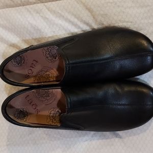 Taos Black Leather Shuffle Size 9